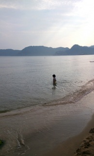 ���U����